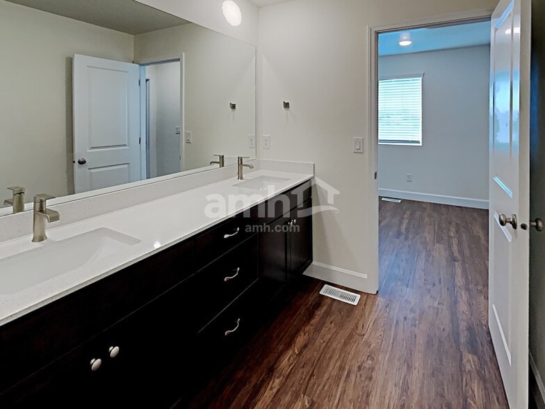 Building Photo - 884 N Garnet Creek Ave