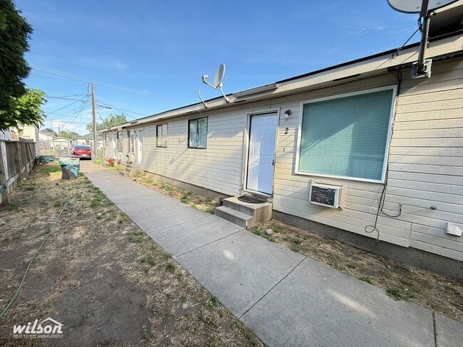 Building Photo - 406 N 8th St