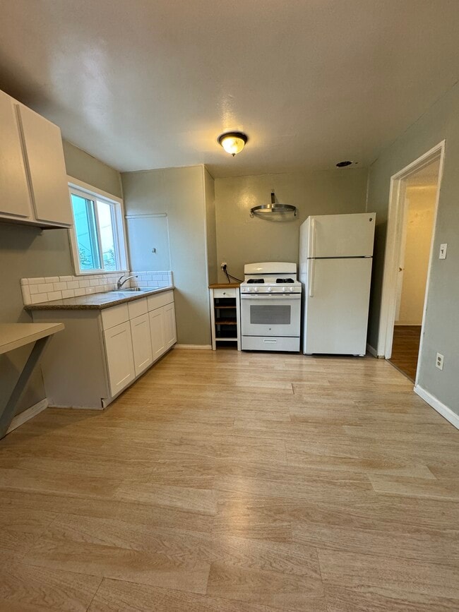 Kitchen - 2267 1/2 Ewing St