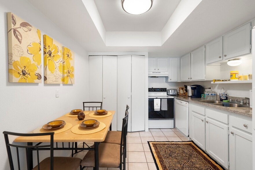 Building Photo - 8066 E Oak St