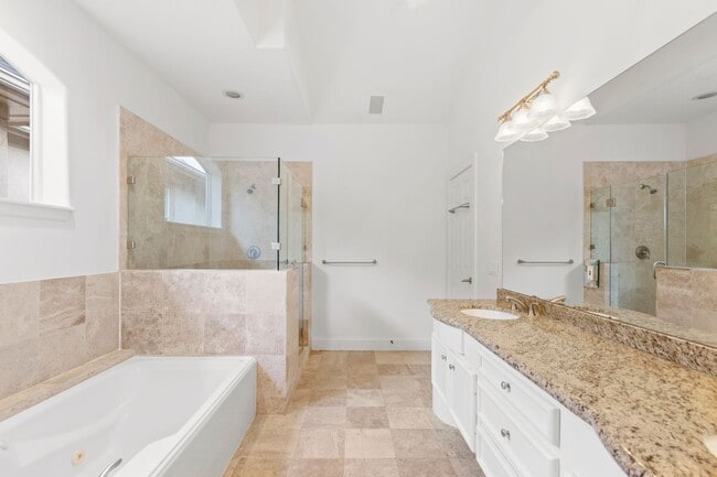Building Photo - Live Near Memorial Park! Spacious 3BR with...