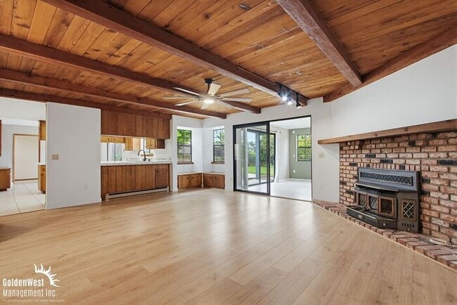 Building Photo - Spacious and Inviting 4Bdm 3Ba Home Nestled in the Scenic Hills of Fallbrook!