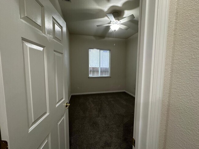 Building Photo - Charming 4 bedroom, 2 bathroom single fami...
