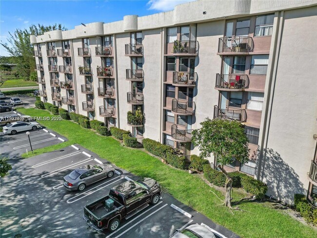 Building Photo - 2701 Riverside Dr