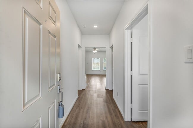 Building Photo - 13610 Pine Dr