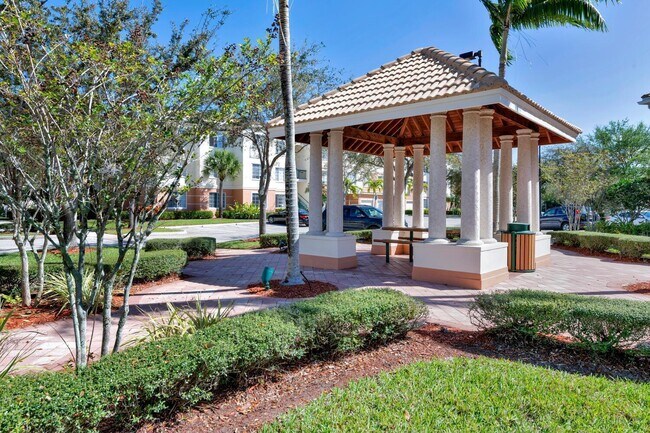 Building Photo - 5205 Myrtlewood Cir E