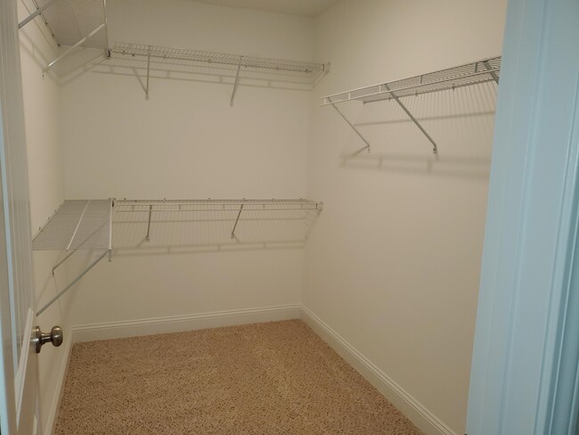 Building Photo - 560 Hampstead Pl