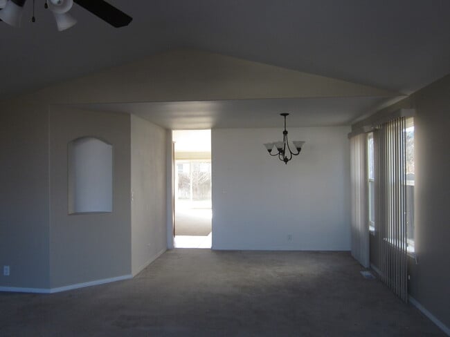 Building Photo - 3 Bedroom Single Level Home in NW Redmond