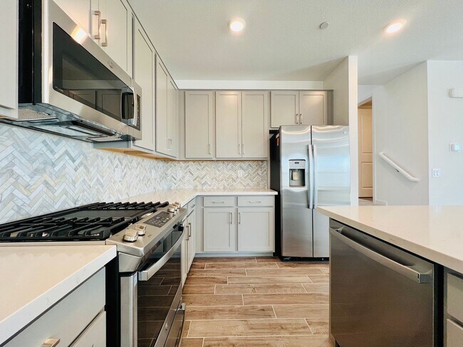 Building Photo - s 4 bedroom 2.5 Bathrooms with Loft, home ...