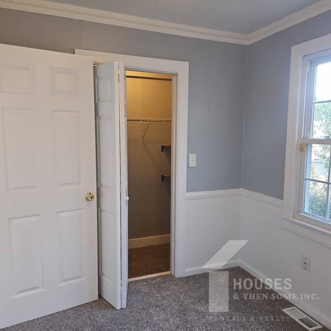 Building Photo - 7 Edwards St