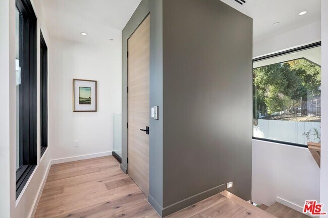 Building Photo - 16879 Mooncrest Dr