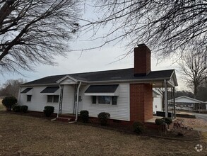 Building Photo - Move-in Ready!