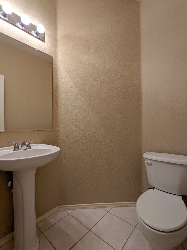 Building Photo - Lovely townhome