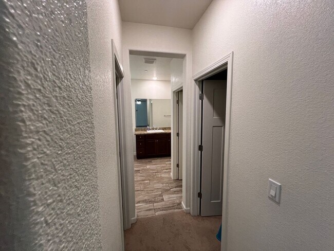 Building Photo - Gorgeous 4 Bedroom Broadstone Home!