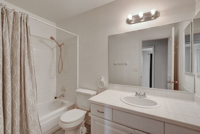 Building Photo - 3 bedroom single story in Desert shores!