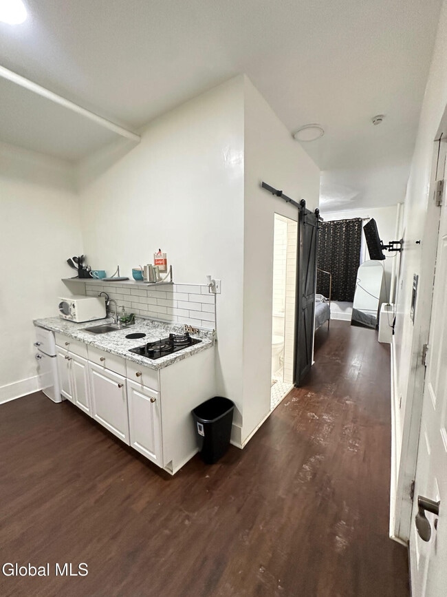 Building Photo - 51 Elm St