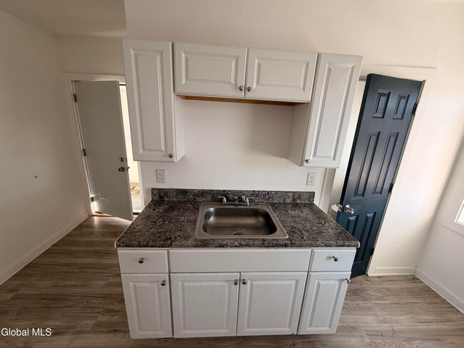 Building Photo - 8 Gardiner St