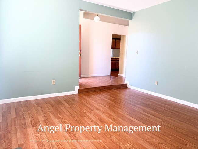 Building Photo - 2208 Begonia Ct