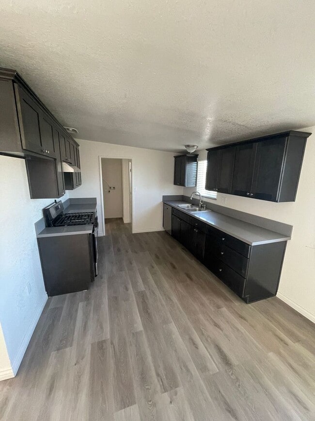 Building Photo - 3 BEDROOM HESPERIA HOME