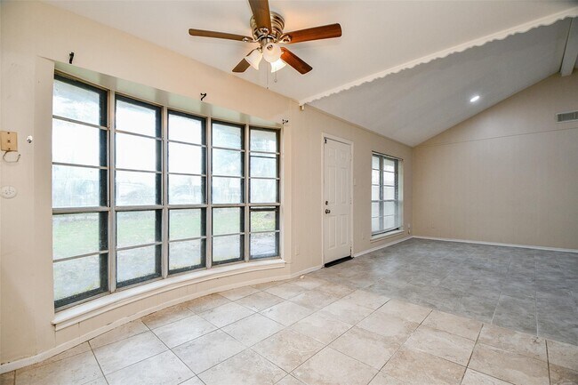 Building Photo - 5810 Fontenelle Dr