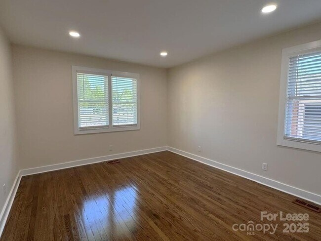 Building Photo - 19612 Oak St