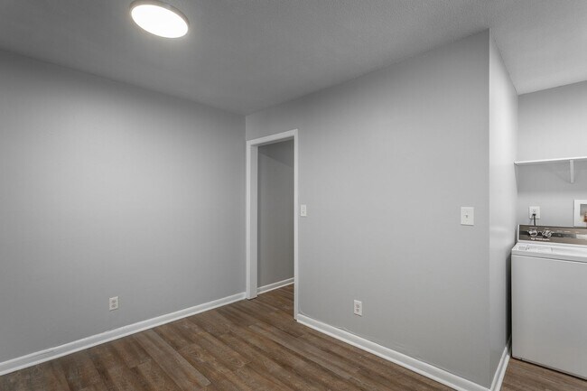 Building Photo - 3339 Pinewood Ave