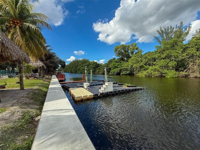 Building Photo - 3211 SW 44th St