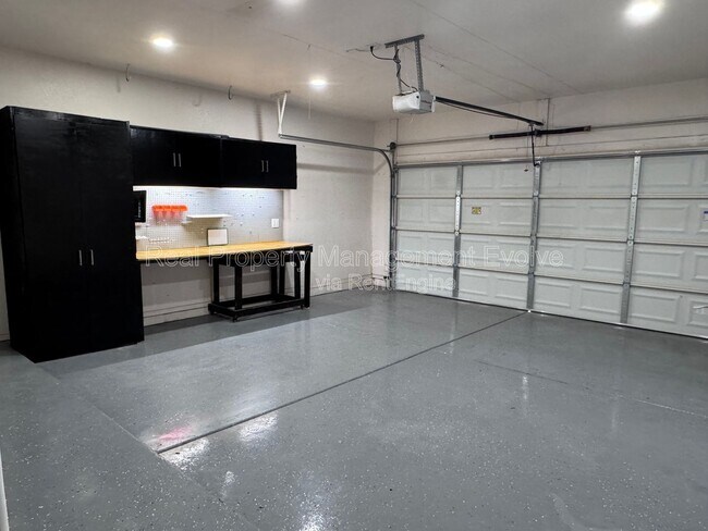 Building Photo - 5814 W Alice Ave