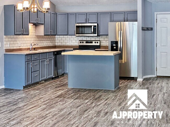 Building Photo - 4 Bedroom 2 bathroom near Memorial middle ...