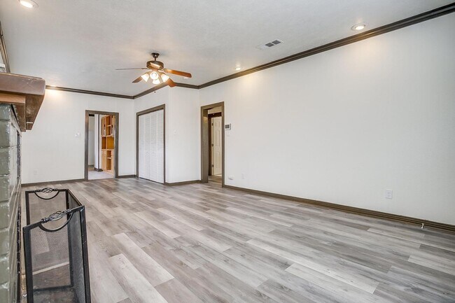 Building Photo - Well Maintained 3 Bed, 2 Bath in Establish...