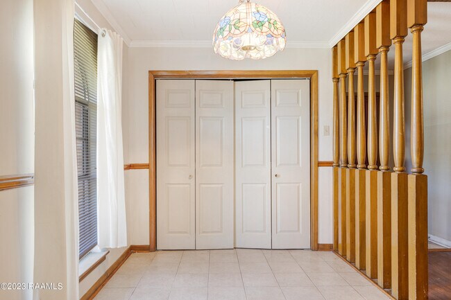 Building Photo - 512 Monarch Dr