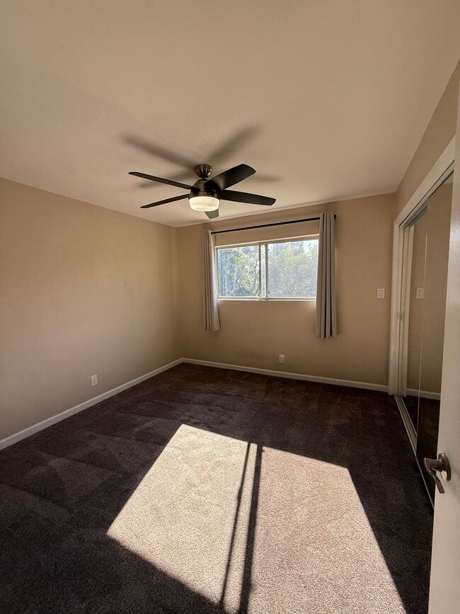 Building Photo - 3 bedroom, 1 1/2 bath home in Thousand Oaks