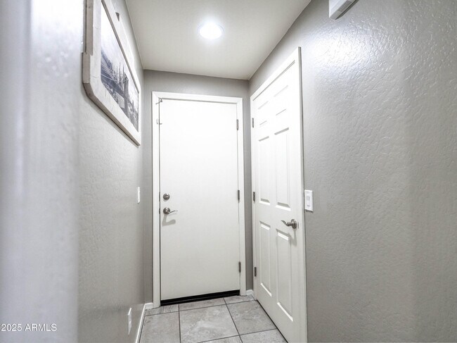 Building Photo - 761 W Desert Hollow Dr