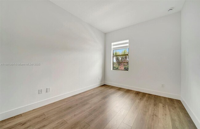 Building Photo - 1454 NW 23rd Ave