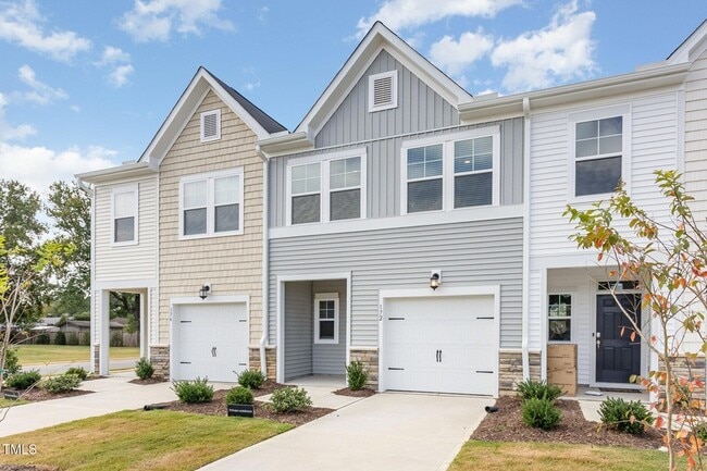 Building Photo - 172 Paramount Dr