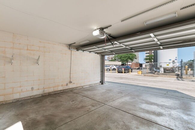 Building Photo - 6157 N Kenmore Ave