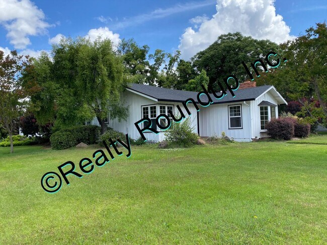 Building Photo - Beautiful Lincoln Village Home