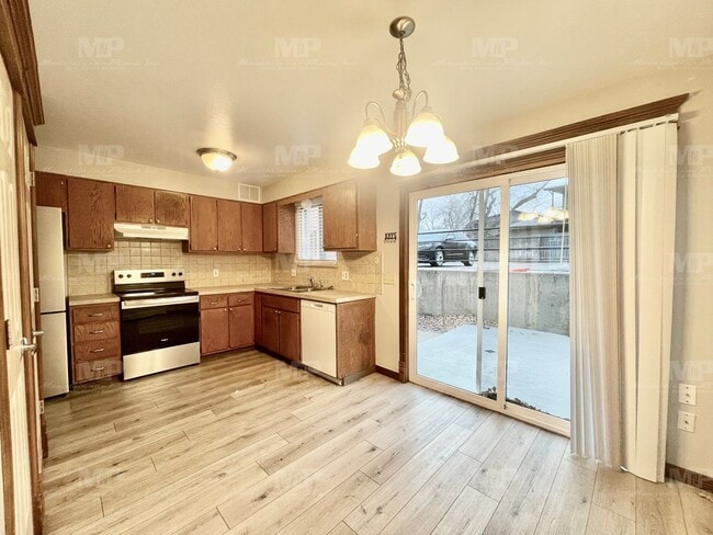 Building Photo - 1628 Azalea Dr