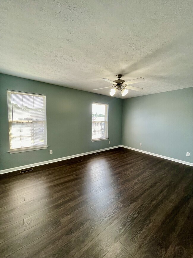 Building Photo - 1031 Middle View Dr