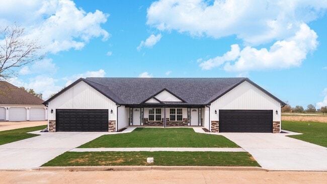 Building Photo - 516 Carriage Ct