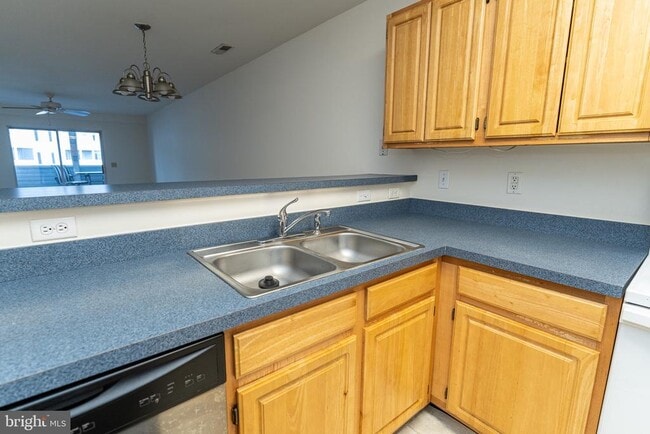 Building Photo - 3500 Sanibel Cir