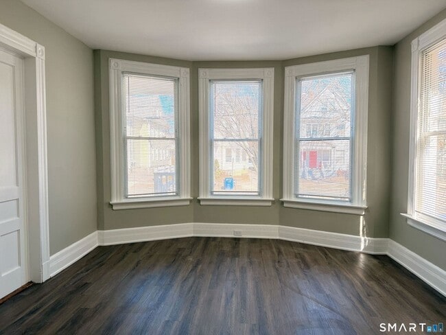 Building Photo - 876 Elm St