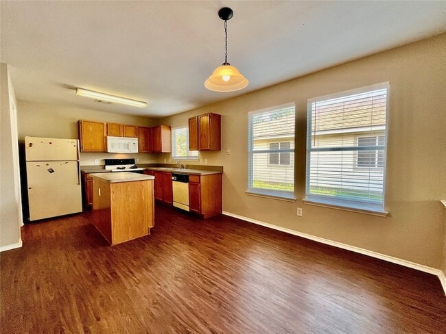 Building Photo - 2200 Lookout Ln