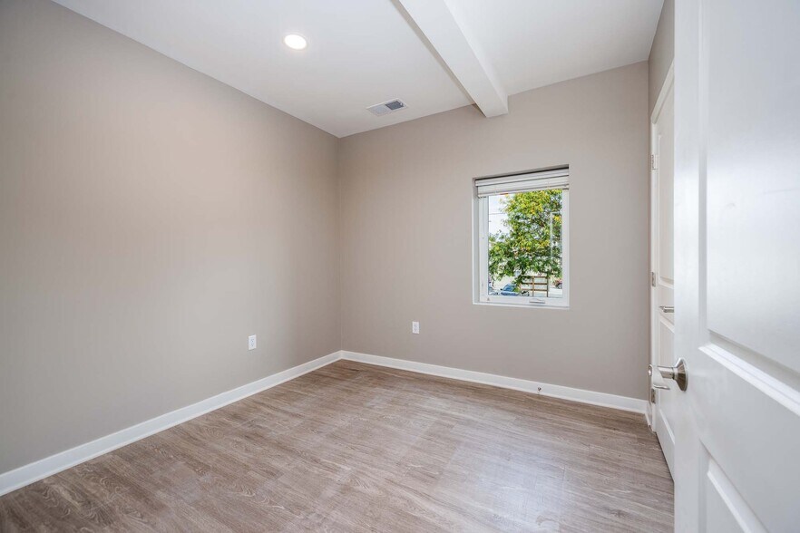 Building Photo - 5 Chestnut St