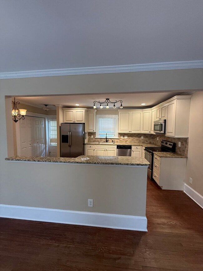 Building Photo - Bungalow in Charlotte with 2 bedrooms, 2 baths