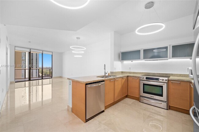 Building Photo - 16275 Collins Ave
