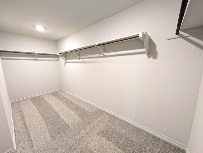 Building Photo - Newer 3/2 in Mustang Schools