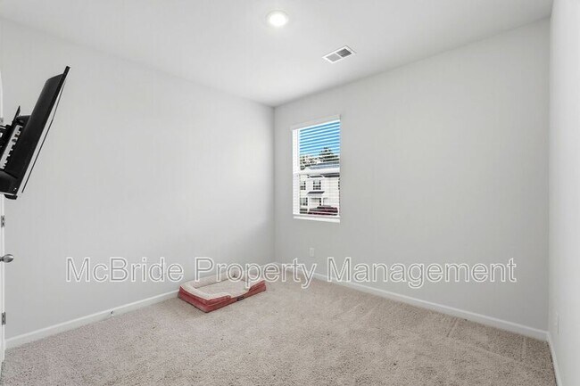 Building Photo - 715 Hollis Ave