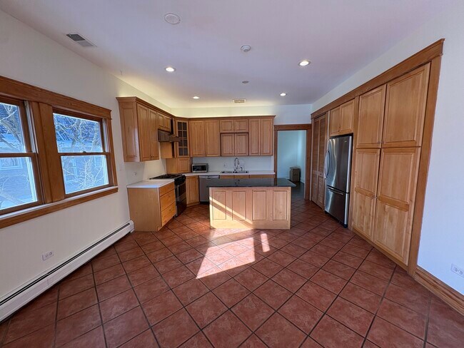 Building Photo - 416 N Grove Ave