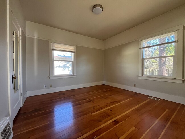 Building Photo - GORGEOUS PORTLAND BUNGALOW, LARGE LOT IN M...